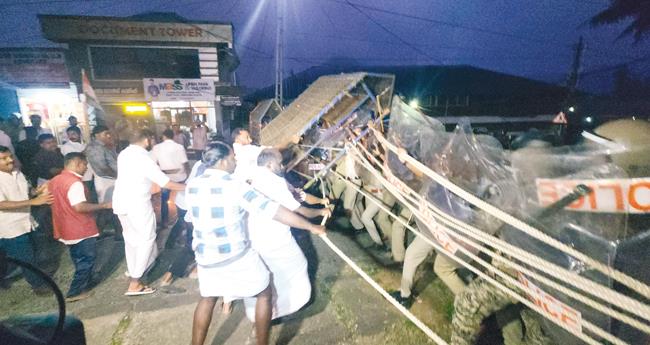 നി​ക്ഷേ​പ​ക​ൻ ബാ​ങ്കി​നു  മു​ന്നി​ൽ ജീ​വ​നൊ​ടു​ക്കി​യ സം​ഭ​വ​ത്തി​ൽ കു​റ്റ​ക്കാ​ർ​ക്കെ​തി​രേ ന​ട​പ​ടി ആ​വ​ശ്യ​പ്പെ​ട്ട്   യൂ​ത്ത് കോ​ൺ​ഗ്ര​സ് ന​ട​ത്തി​യ ഡി​വൈ​എ​സ്പി ഓ​ഫീ​സ്  മാ​ർ​ച്ച് പോ​ലീ​സ് ത​ട​ഞ്ഞ​പ്പോ​ൾ.